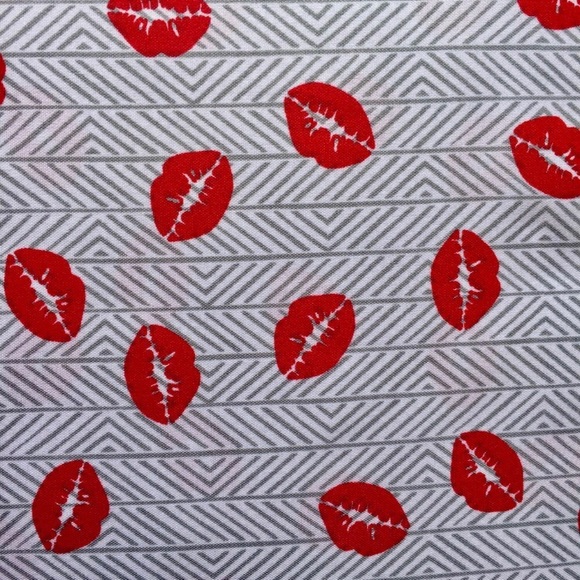 Betsey Johnson Chevron Stripe Kiss Queen Sheet 💋 - Picture 8 of 8
